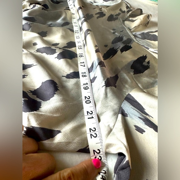 short blouse . express brand, size L, beige with coffee color. - Picture 5 of 10